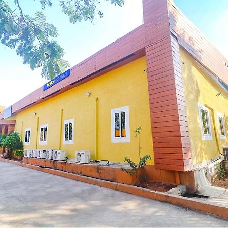 Fabexpress Airport Stay Inn - Nr Hyderabad International Airport, Shamshabad ภายนอก รูปภาพ